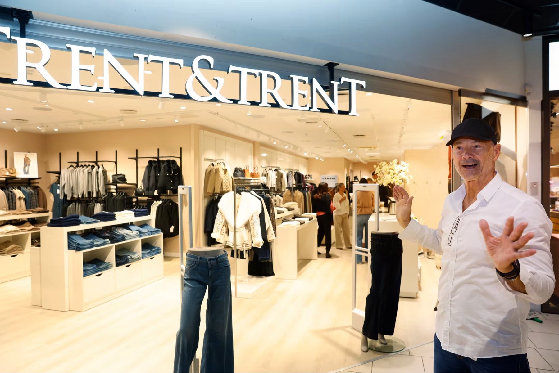 Trent & Trent-butikkfronten med lyst interiør og plagg innenfor